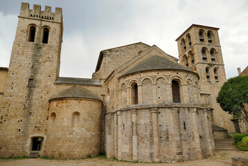 Fototapeta na wymiar Abside et clocher de l’abbatiale Saint-Pierre-et-Saint-Paul de Caunes-Minervois