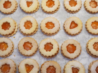 Linzer Augen Weihnachtskekse frisch gebacken