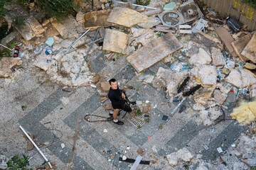 homme vu de haut avec un étrange visage marchant au milieu d'un lieu abandonné 