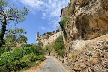 Fototapeta na wymiar Tour de l’ancien château médiéval dominant le village de Minerve