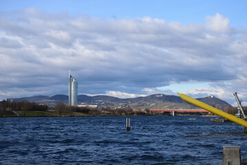 Fototapeta premium 青空が広がるドナウ川の景色