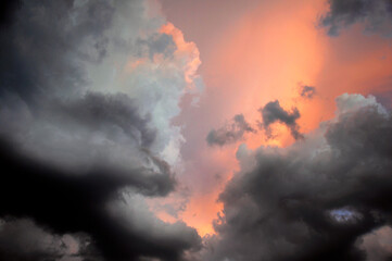 Traumhafte Wolkenstimmung im Sonnenuntergang