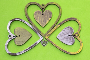 composizione di cuore intagliato nel legno con pendaglio