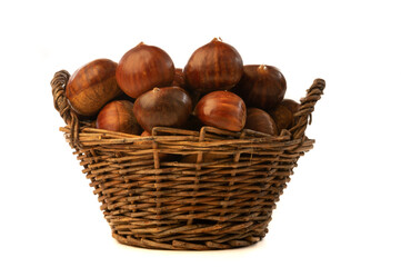 Cesta con casta&ntilde;as con fondo blanco.