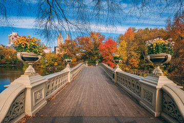 The Bow Bridge with autumn color, in Central Park, Manhattan, New York City - obrazy, fototapety, plakaty