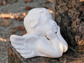 Obraz premium Weißer Engel aus Porzellan auf einem Grab