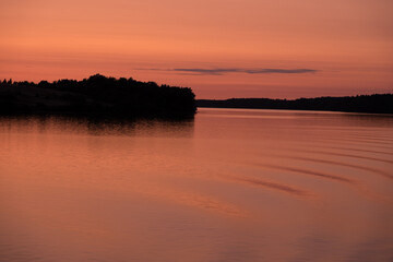 Paisaje al atardecer en el río Volga en Rusia