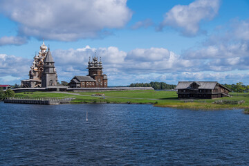 Vista de la isla de Kizhi con sus iglesias de madera en Rusia