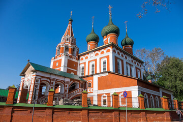 Fototapeta na wymiar Iglesia del Arcángel Miguel en la ciudad de Yaroslavl, Rusia