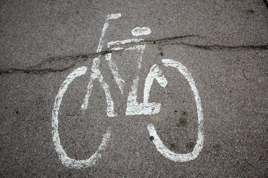 S&iacute;mbolo de la bicicleta sobre asfalto