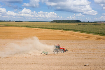 Fototapeta na wymiar Top view of the combine harvester in the field