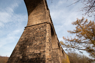 Steinbogen einer Eisenbahnbrücke von unten