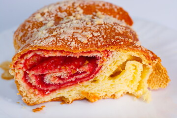 bun with jam