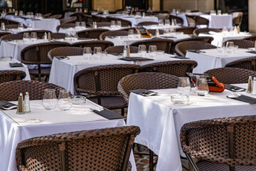 Mesas preparadas para servicio de un restaurante