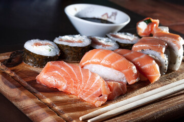 comida japonesa de sushi. Vista superior del surtido de sushi. sushi en tablero de madera. Rollo de...