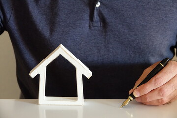 agent immobilier maison à gauche signature à droite