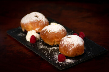 Sweet roll with raspberries and powdered sugar 