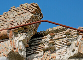 Vecchie pietre e mattoni rossi pieni di una rovina e antica fortificazione militare. 
