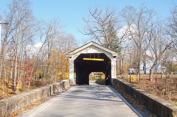 Obraz premium Looking Through Rapps Covered Bridge