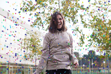 Obraz premium young female having fun celebrating with confetti outdoor