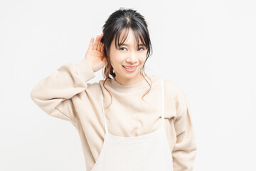 聞き耳をたてる若い女性