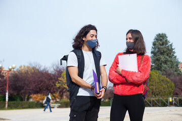 Obraz premium Two university students outdoor wearing mask during coronavirus times