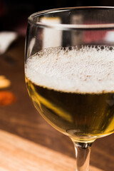 Copa de licor amarillo transparente con fondo de cocina