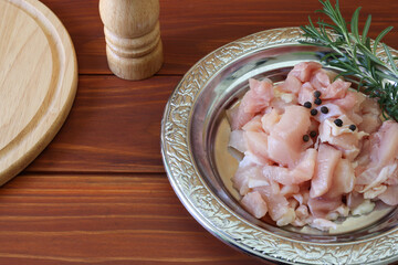 銀色の皿に盛った鶏肉の小間切れ