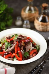 Salad with beef, bell peppers, onions, red beans, walnuts, cilantro, olive oil and wine vinegar.
