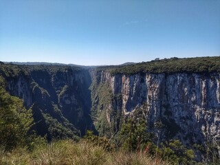 Cânion Itaimbezinho - Parque Nacional de Aparados da Serra - Canyons
Aparados da Serra National Park is in south Brazil. It’s known for the Fortaleza and Itaimbezinho Canyon