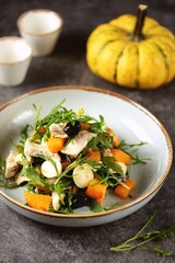 Baked pumpkin salad with chicken breast, olives, mozzarella and arugula.