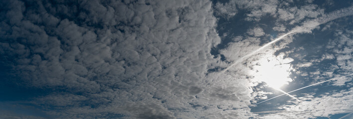 Lockere Wolkengebilde am heiteren Himmel