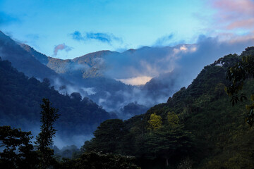 Nubes sobre montañas en la mañana