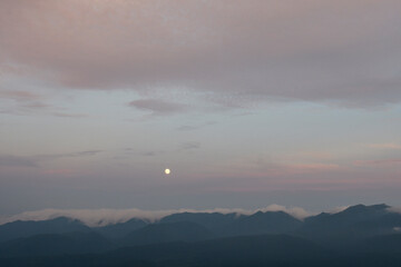 銀泉台の月の出（北海道・大雪山）
