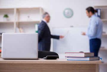 Obraz premium Two employees in the office in business presentation concept