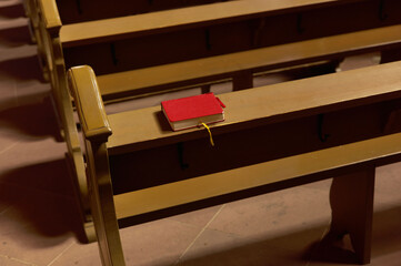 教会の机に置かれた聖書