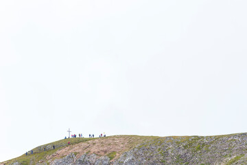 Bergwanderer am Gipfelkreuz