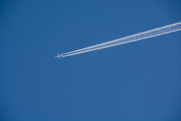 寒い冬の朝の青空と飛行機雲