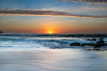 Fototapeta na wymiar Beautiful sunrise with high cloud at the seaside