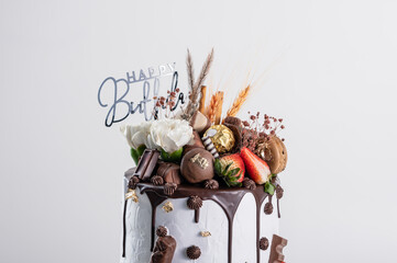 Naklejka premium Birthday cake with chocolate and strawberry decoration,Food anniversary concept.