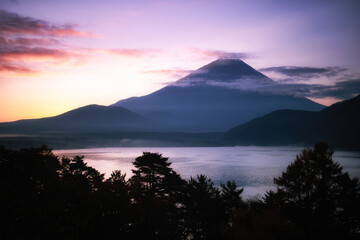 Fototapeta na wymiar 本栖湖畔から眺める夜明け前の富士山