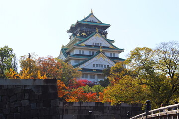極楽橋からみた大阪城天守閣（秋・紅葉）