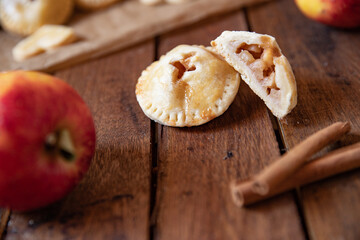 Handkuchen gefüllt mit Äpfeln und Zimt auf einem Tisch aus Holz in der Küche zur Weihnachtszeit