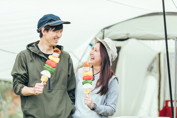 バーベキューする男女
