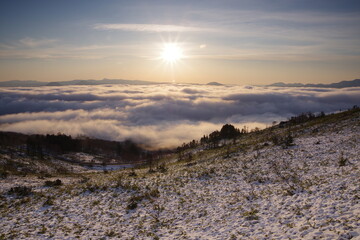 冬の朝。雲海の広がる峠からの眺め。