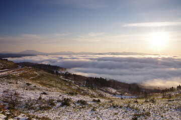 Fototapeta na wymiar 冬の朝。雲海の広がる峠からの眺め。