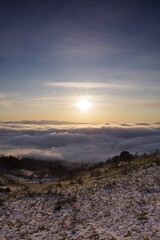 冬の朝。雲海の広がる峠からの眺め。