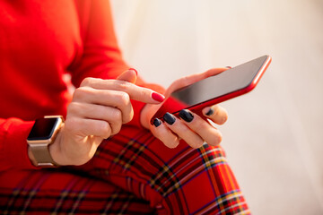 Obraz premium Woman using modern tech devices