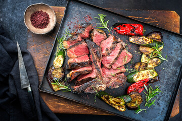 Traditionelles gegrilltes dry aged Wagyu Porterhouse Beefsteak vom Rind serviert mit Paprika und...