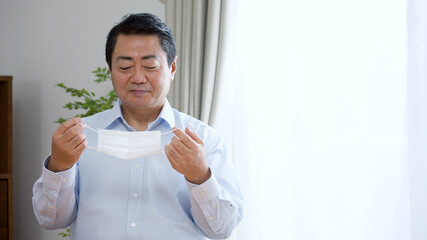 マスクを付ける中年男性
